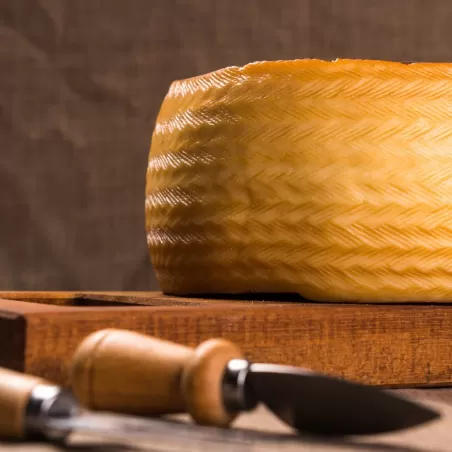 Queso ahumado de pria en formato grande para clientes mayoristas 