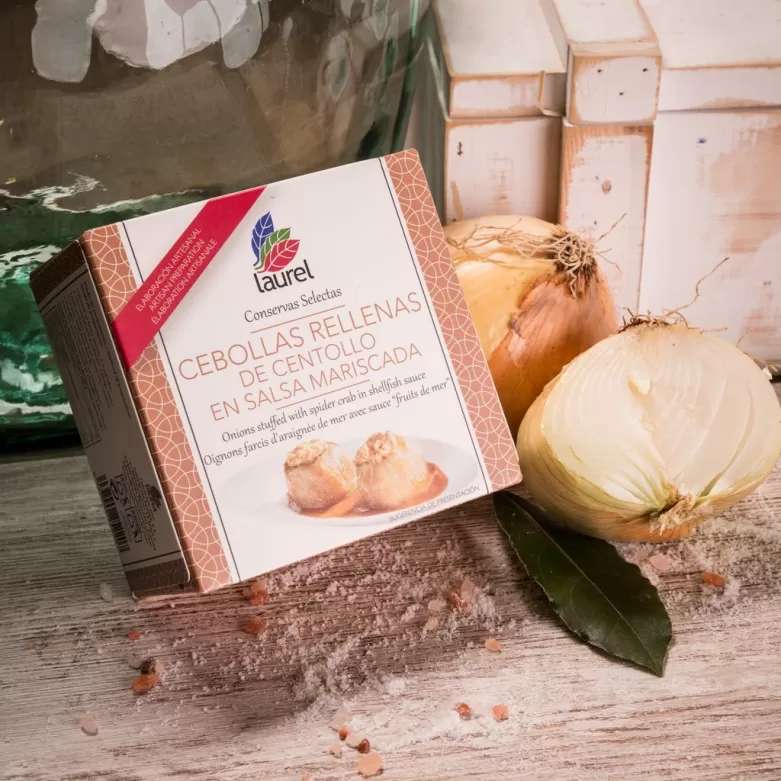 Cebollas rellenas de centollo en salsa mariscada
