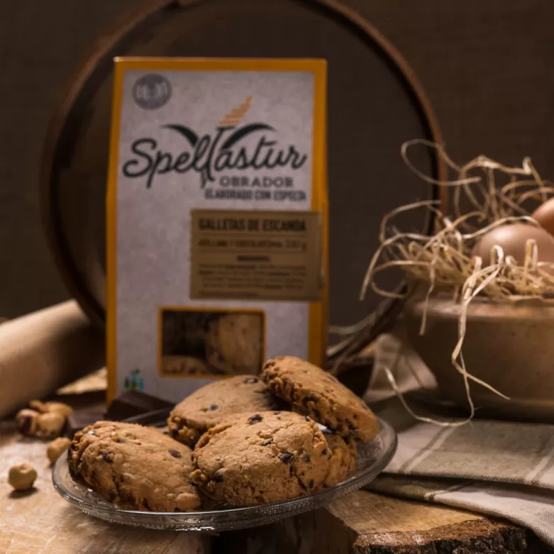 ECOLOGICAL SPELT BISCUITS WITH HAZELNUTS AND CHOCOLATE